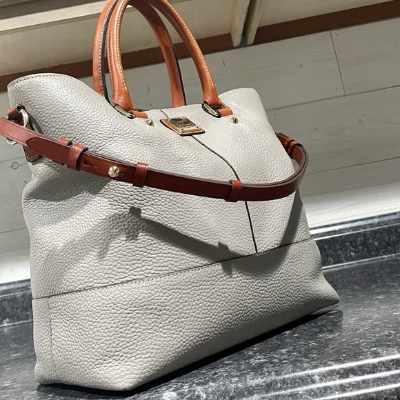 Dooney & Bourke Lg Chelsea Satchel - Picture 2 of 13